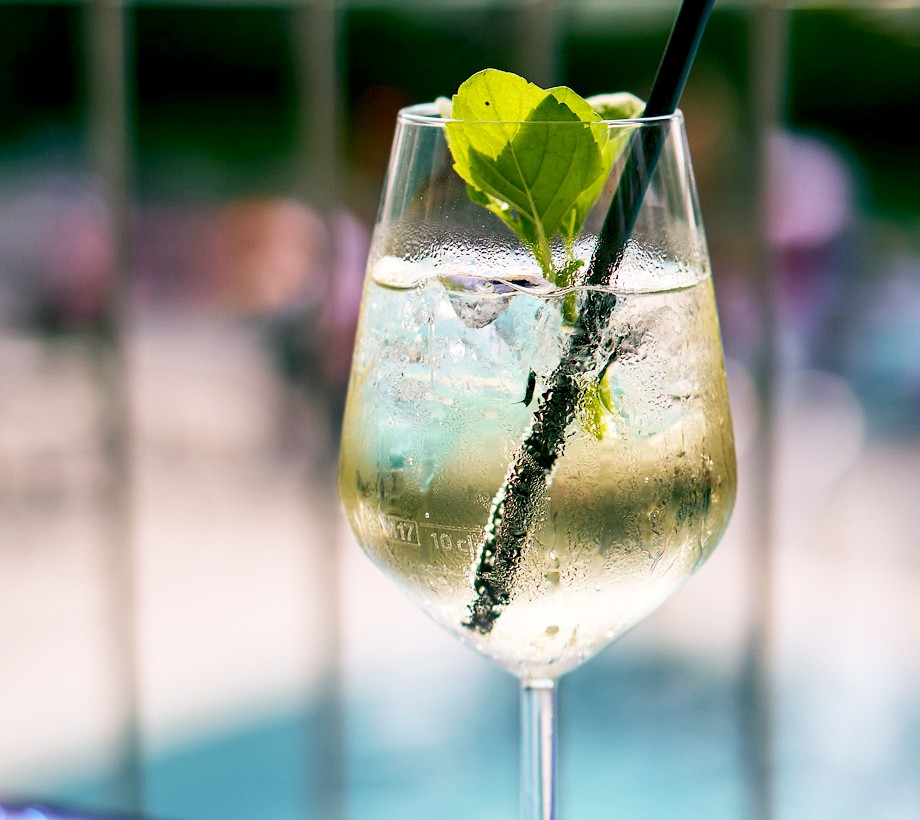 Image of cocktail with spearmint & sparkling alcohol